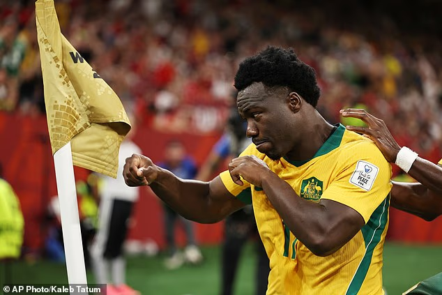 C&acirc;u chuyện phi thường của người h&ugrave;ng World Cup 2026 sinh ra từ trại tị nạn, trong gia đ&igrave;nh ngh&egrave;o khổ với 8 người con- Ảnh 2.