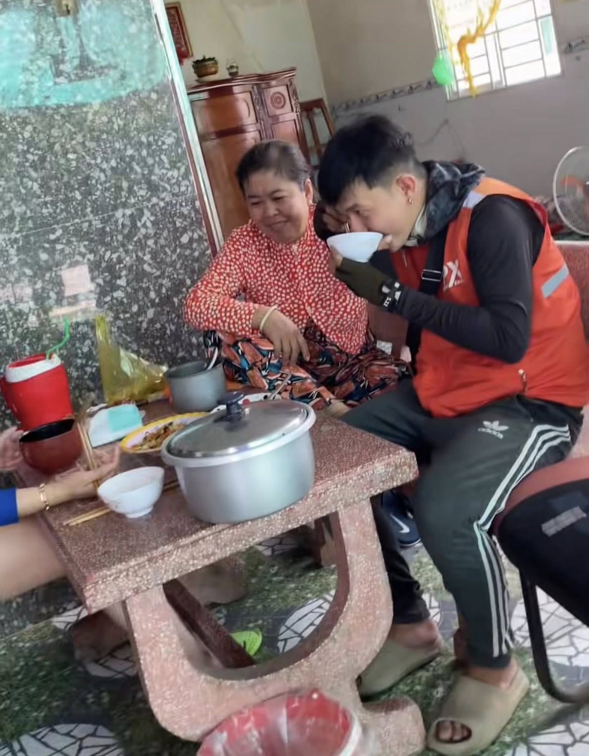 Thợ x&acirc;y được đ&atilde;i m&acirc;m cua, shipper quen được gọi v&ocirc; ăn cơm: Một kiểu hiếu kh&aacute;ch rất miền T&acirc;y khiến d&acirc;n mạng th&iacute;ch th&uacute;- Ảnh 4.