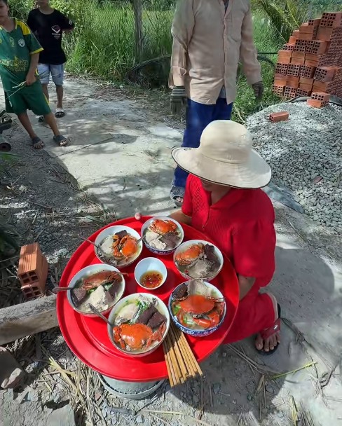 Thợ x&acirc;y được đ&atilde;i m&acirc;m cua, shipper quen được gọi v&ocirc; ăn cơm: Một kiểu hiếu kh&aacute;ch rất miền T&acirc;y khiến d&acirc;n mạng th&iacute;ch th&uacute;- Ảnh 1.