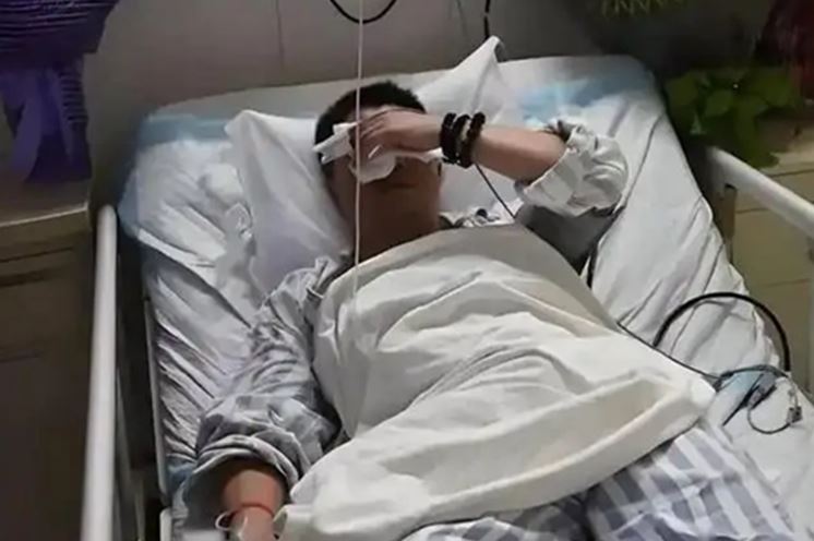 Người đ&agrave;n &ocirc;ng 43 tuổi tử vong sau khi bị đau lưng, b&aacute;c sĩ cảnh b&aacute;o "chớ ăn 4 m&oacute;n n&agrave;y" - Ảnh 1.