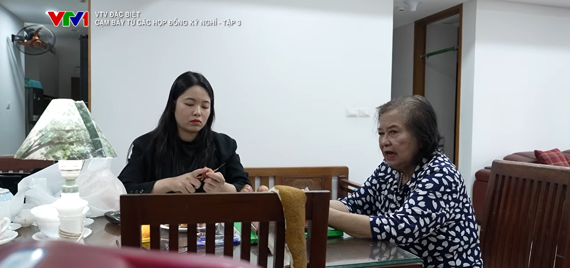 C&acirc;u chuyện &aacute;m ảnh trong "Bẫy 2": Nữ nh&acirc;n vi&ecirc;n lấy l&ograve;ng tin cựu giảng vi&ecirc;n 86 tuổi rồi quay ngoắt "B&agrave; sống sao để con n&oacute; bỏ mặc"- Ảnh 3.