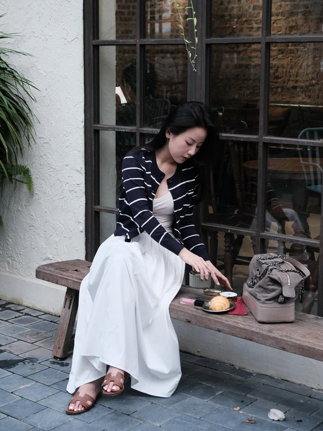 C&ocirc; d&acirc;u &ocirc;m b&oacute; hoa cưới nặng 5kg viral MXH: Tiểu thư H&agrave; Tĩnh, đời thường cực xinh, style lại si&ecirc;u cuốn- Ảnh 9.