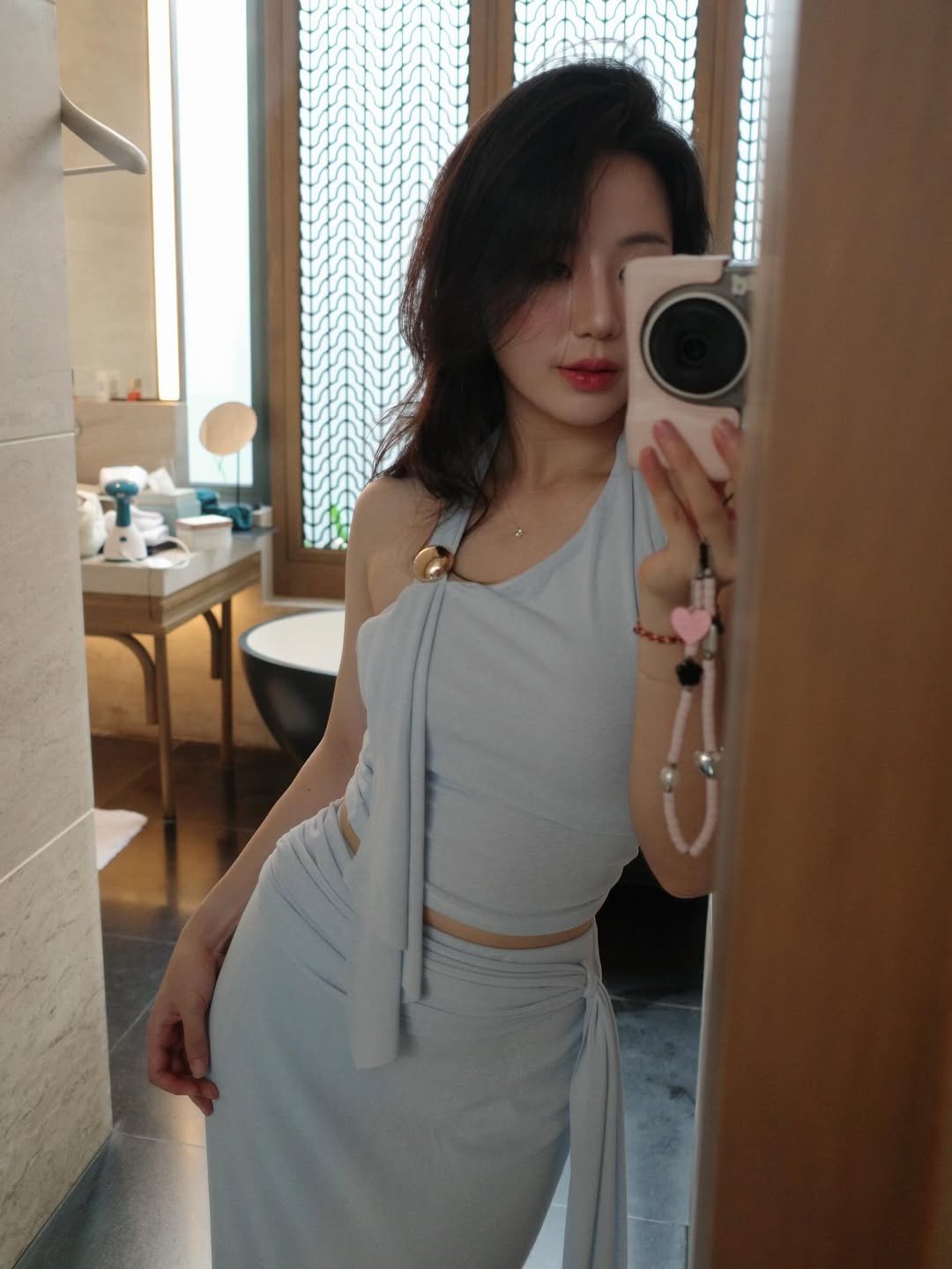 C&ocirc; d&acirc;u &ocirc;m b&oacute; hoa cưới nặng 5kg viral MXH: Tiểu thư H&agrave; Tĩnh, đời thường cực xinh, style lại si&ecirc;u cuốn- Ảnh 10.