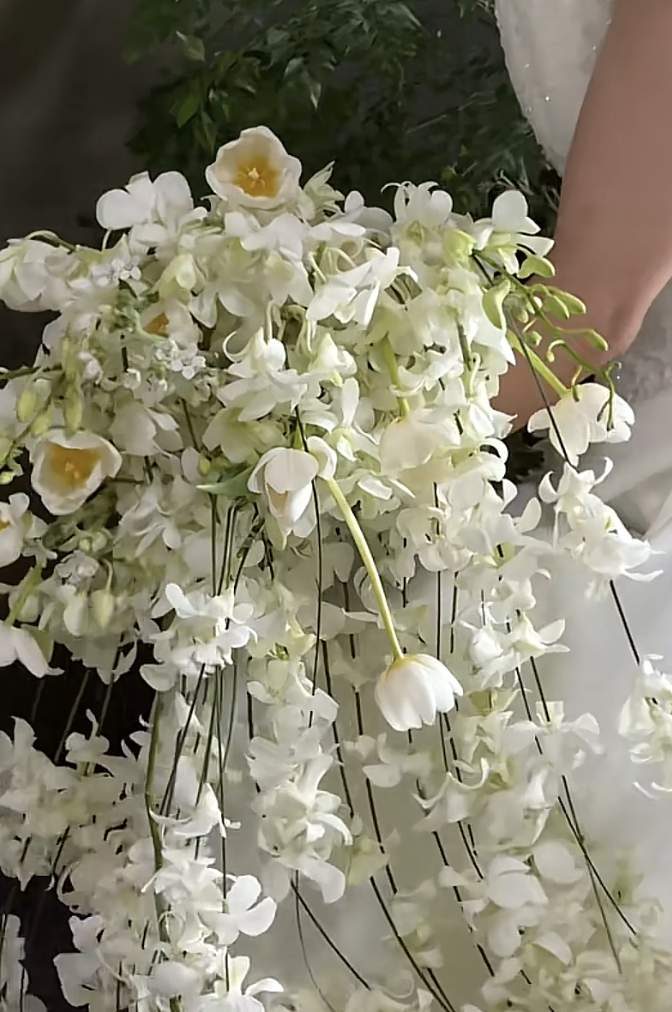 C&ocirc; d&acirc;u &ocirc;m b&oacute; hoa cưới nặng 5kg viral MXH: Tiểu thư H&agrave; Tĩnh, đời thường cực xinh, style lại si&ecirc;u cuốn- Ảnh 3.