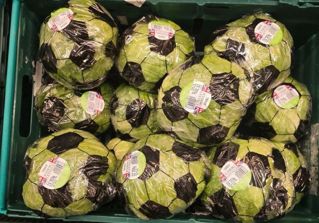 X&agrave; l&aacute;ch cuộn h&igrave;nh b&oacute;ng đ&aacute; ở si&ecirc;u thị gi&aacute; 30 ngh&igrave;n đang viral: Nhiều người mua v&igrave; tinh thần World Cup qu&aacute;!- Ảnh 4.