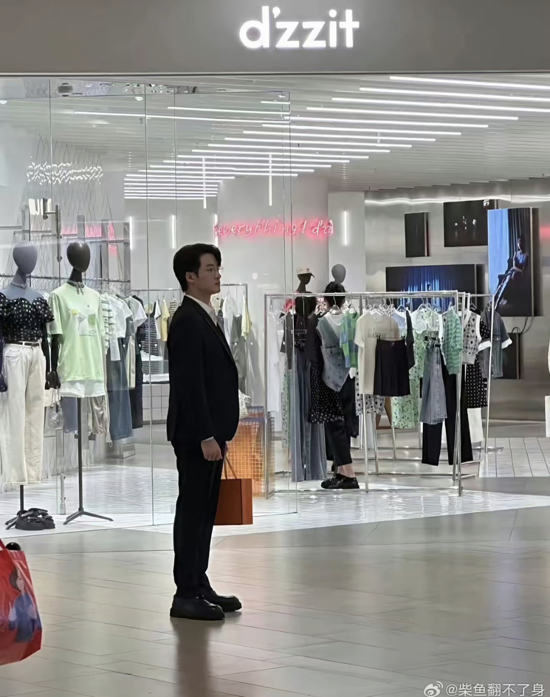 Xuất hiện tổng t&agrave;i đi gi&agrave;y độn khiến d&acirc;n t&igrave;nh ch&ecirc; tơi tả, đứng cạnh nữ ch&iacute;nh m&agrave; như b&eacute; trai tập l&agrave;m người lớn- Ảnh 6.