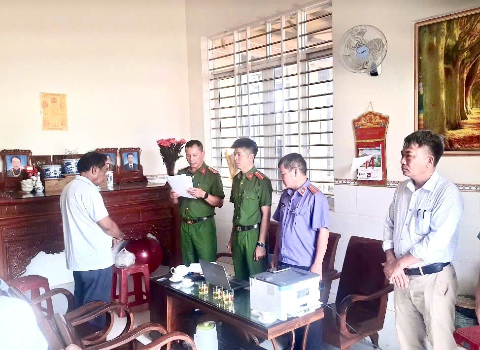Thi hành lệnh khám xét và khởi tố nguyên kế toán trưởng Mai Thị Dung- Ảnh 3. Thi hành lệnh khám xét và khởi tố nguyên kế toán trưởng Mai Thị Dung- Ảnh 3.