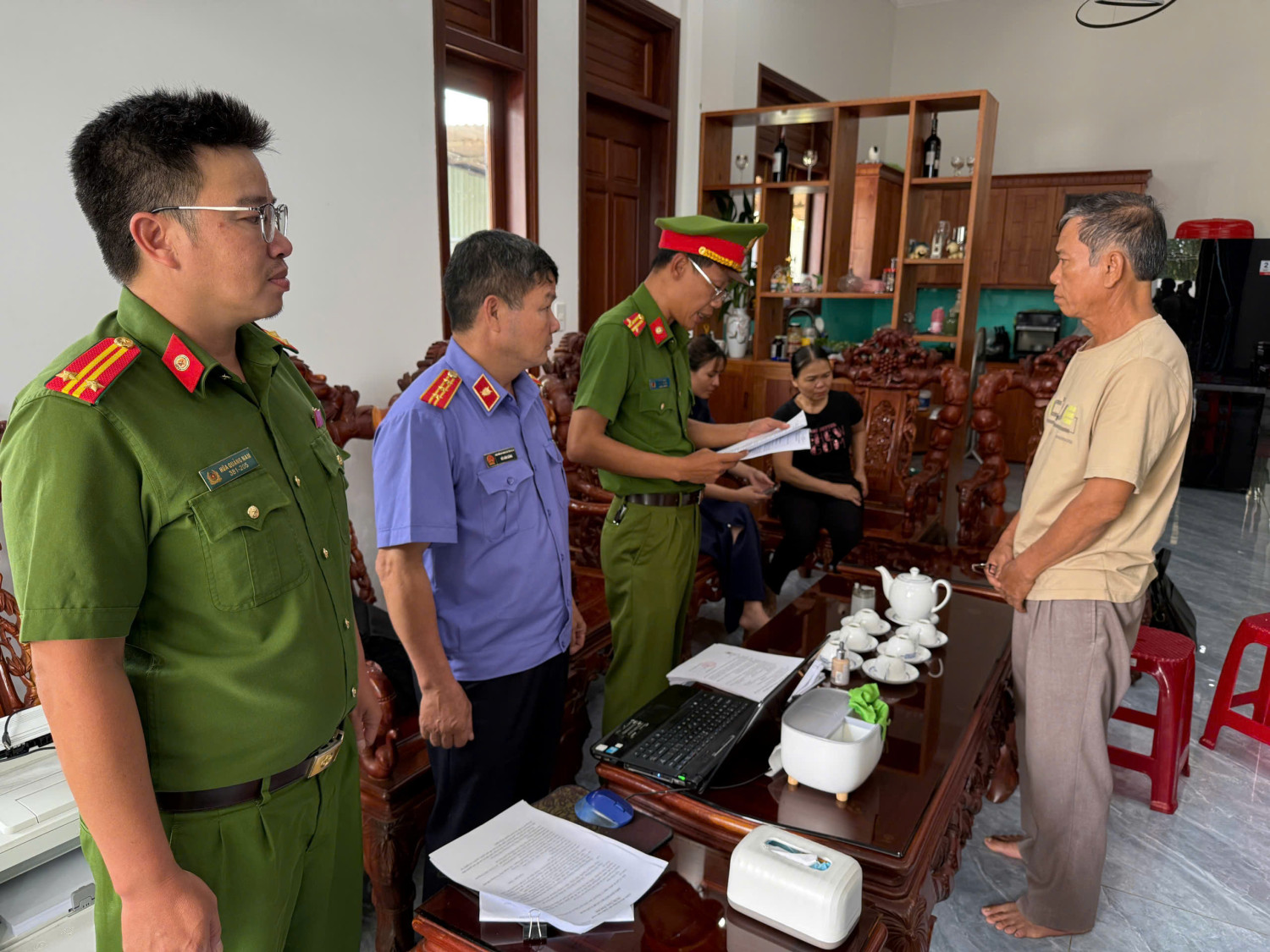 Thi hành lệnh khám xét và khởi tố nguyên kế toán trưởng Mai Thị Dung- Ảnh 2. Thi hành lệnh khám xét và khởi tố nguyên kế toán trưởng Mai Thị Dung- Ảnh 2.