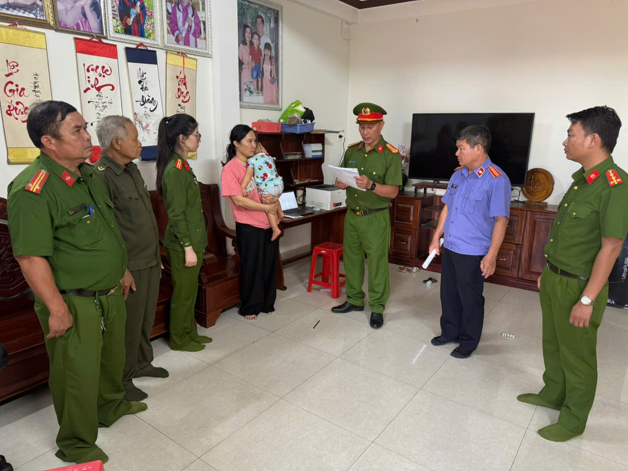 Thi hành lệnh khám xét và khởi tố nguyên kế toán trưởng Mai Thị Dung- Ảnh 1. Thi hành lệnh khám xét và khởi tố nguyên kế toán trưởng Mai Thị Dung- Ảnh 1.