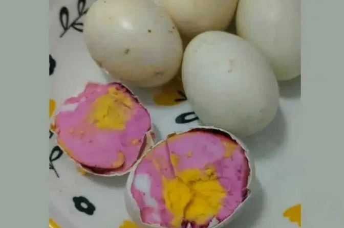 Người phụ nữ "sốc nặng" khi ph&aacute;t hiện trứng luộc chuyển sang m&agrave;u hồng - Ảnh 1.