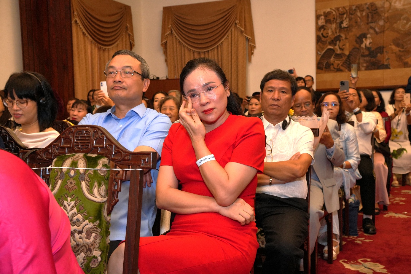 Xin cảm ơn bố mẹ v&agrave; khoảnh khắc khiến cả hội trường Lễ Tốt nghiệp Fulbright 2026 lặng đi đầy x&uacute;c động! - Ảnh 1.