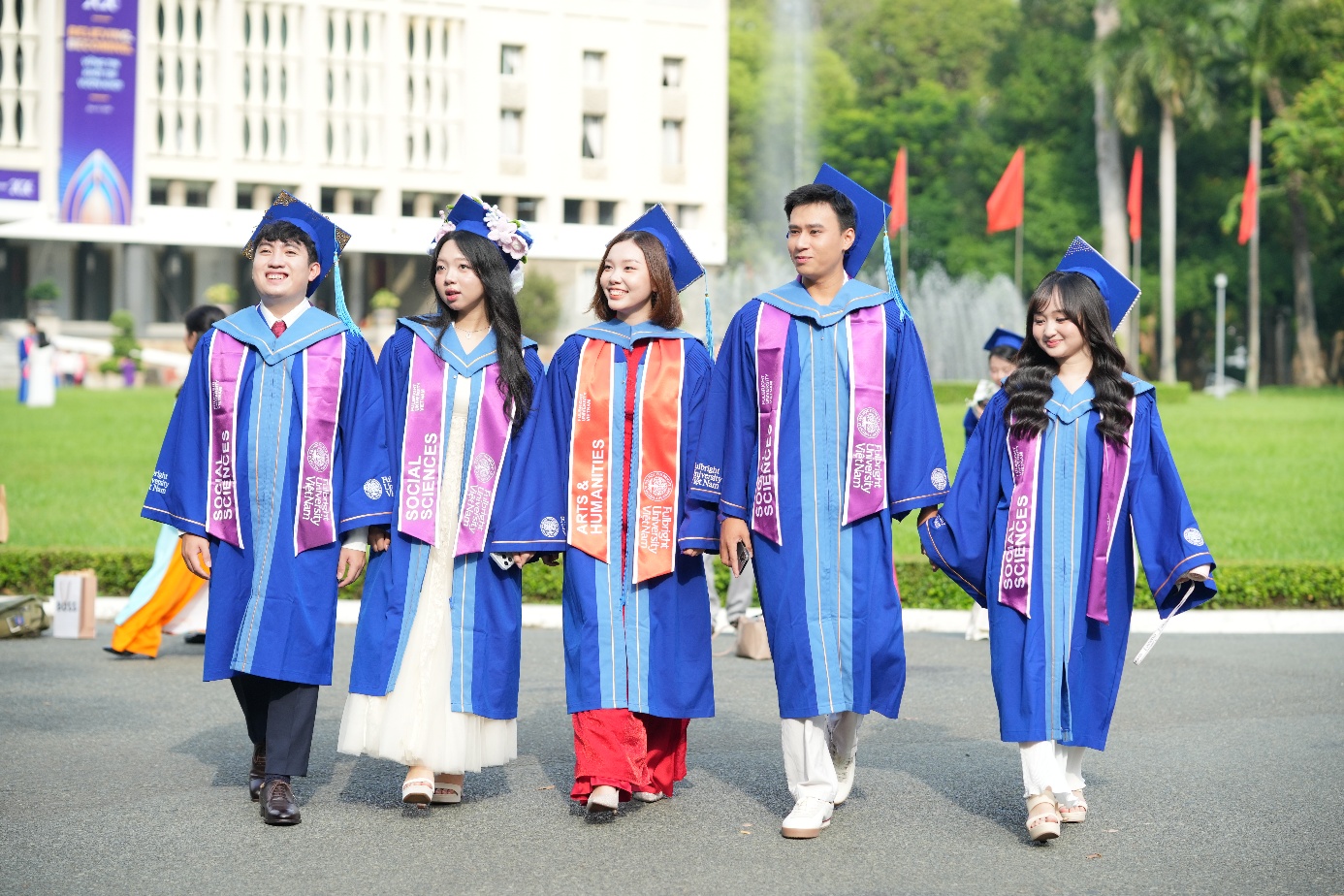Xin cảm ơn bố mẹ v&agrave; khoảnh khắc khiến cả hội trường Lễ Tốt nghiệp Fulbright 2026 lặng đi đầy x&uacute;c động! - Ảnh 2.