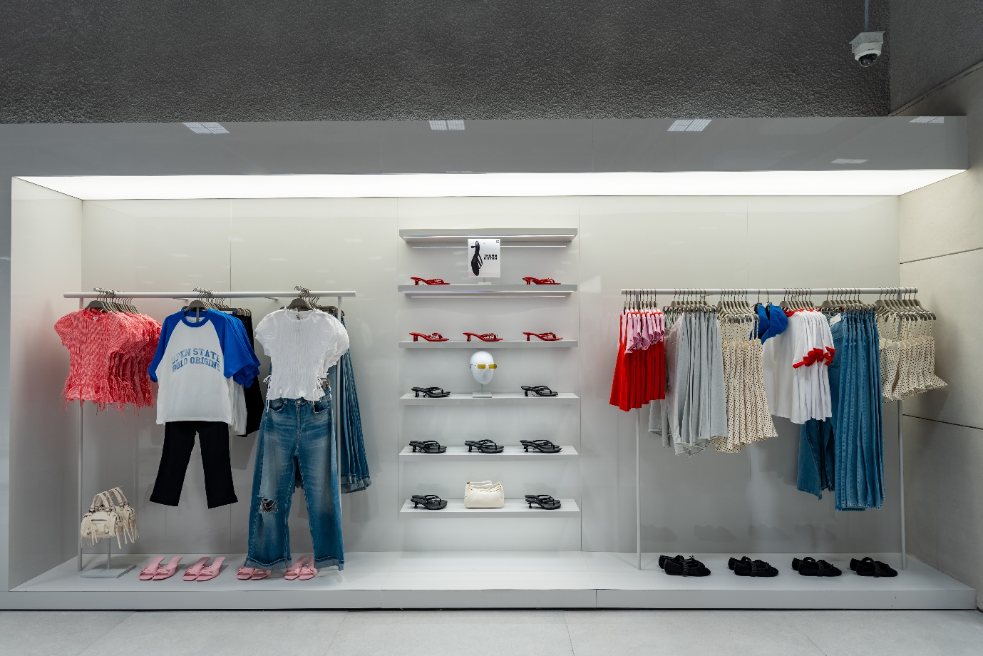 BERSHKA chính thức cập bến Việt Nam với cửa hàng đầu tiên tại Hanoi Centre - Ảnh 2. BERSHKA chính thức cập bến Việt Nam với cửa hàng đầu tiên tại Hanoi Centre - Ảnh 2.