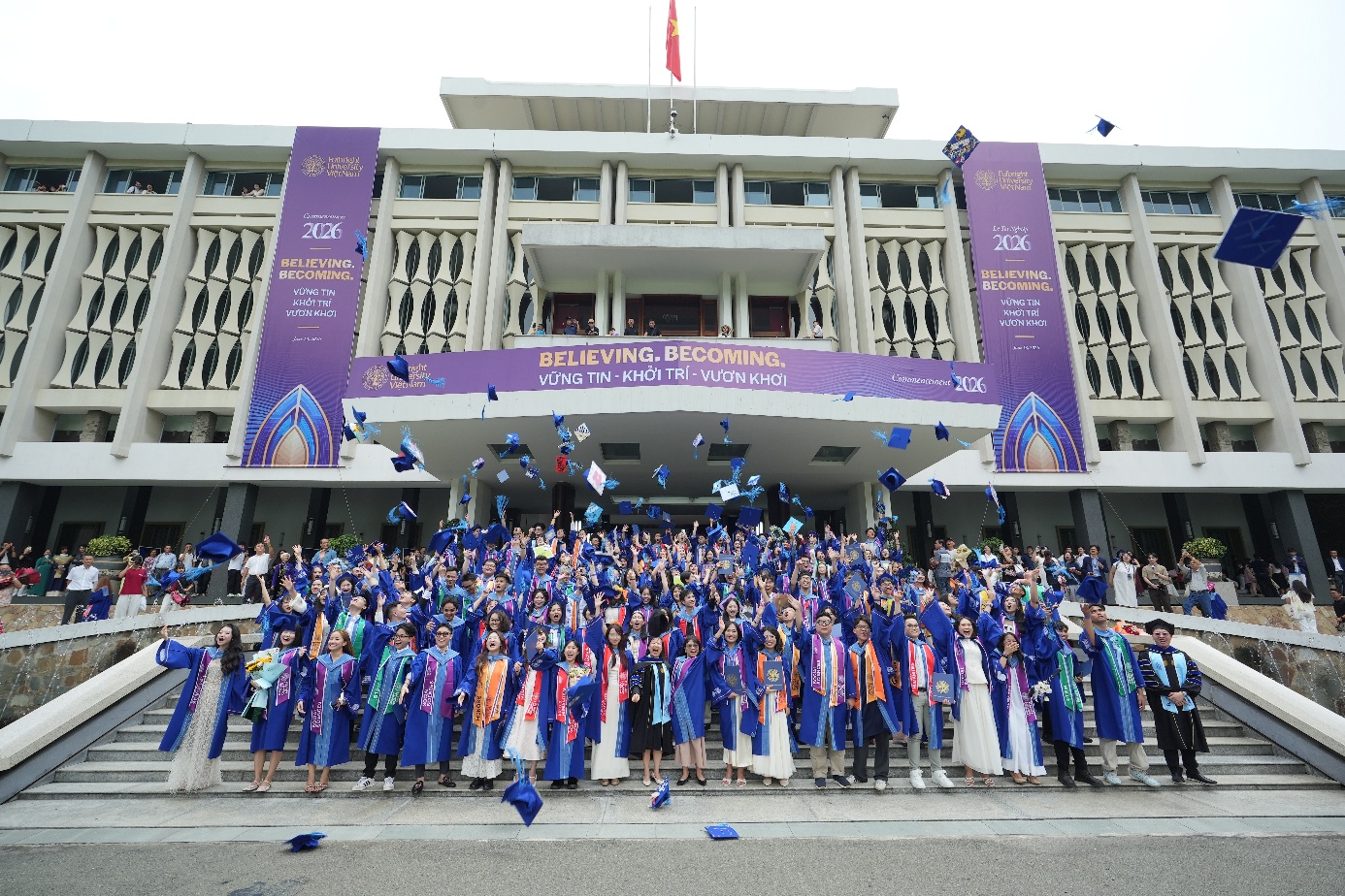 Xin cảm ơn bố mẹ v&agrave; khoảnh khắc khiến cả hội trường Lễ Tốt nghiệp Fulbright 2026 lặng đi đầy x&uacute;c động! - Ảnh 3.