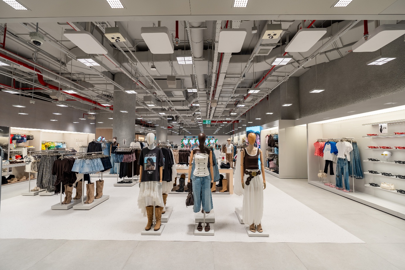 BERSHKA chính thức cập bến Việt Nam với cửa hàng đầu tiên tại Hanoi Centre - Ảnh 3. BERSHKA chính thức cập bến Việt Nam với cửa hàng đầu tiên tại Hanoi Centre - Ảnh 3.