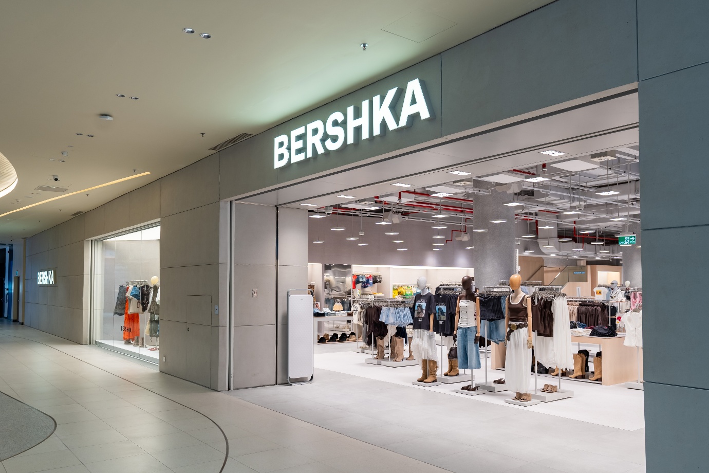 BERSHKA chính thức cập bến Việt Nam với cửa hàng đầu tiên tại Hanoi Centre - Ảnh 4. BERSHKA chính thức cập bến Việt Nam với cửa hàng đầu tiên tại Hanoi Centre - Ảnh 4.