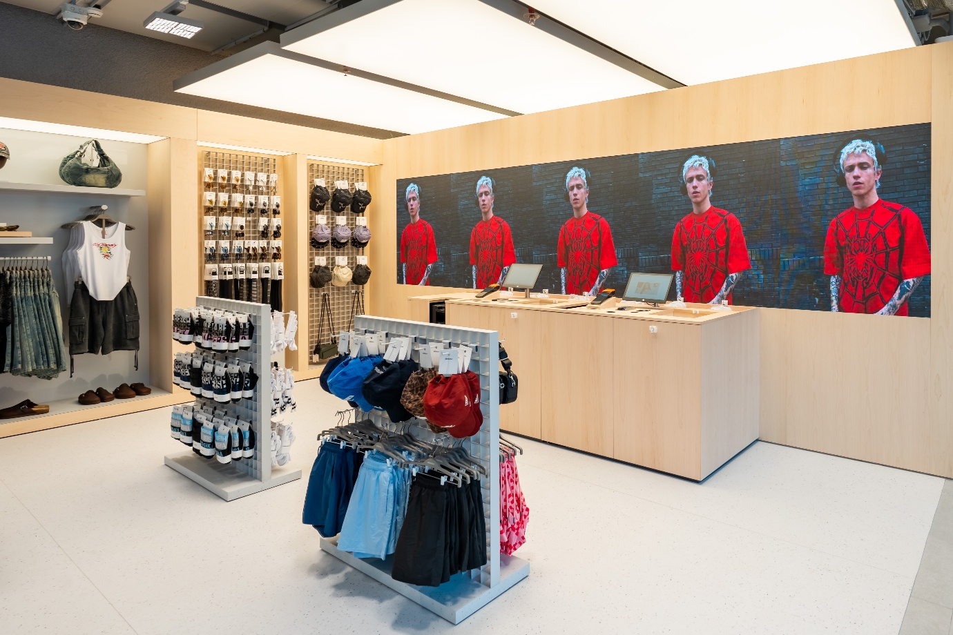 BERSHKA chính thức cập bến Việt Nam với cửa hàng đầu tiên tại Hanoi Centre - Ảnh 5. BERSHKA chính thức cập bến Việt Nam với cửa hàng đầu tiên tại Hanoi Centre - Ảnh 5.
