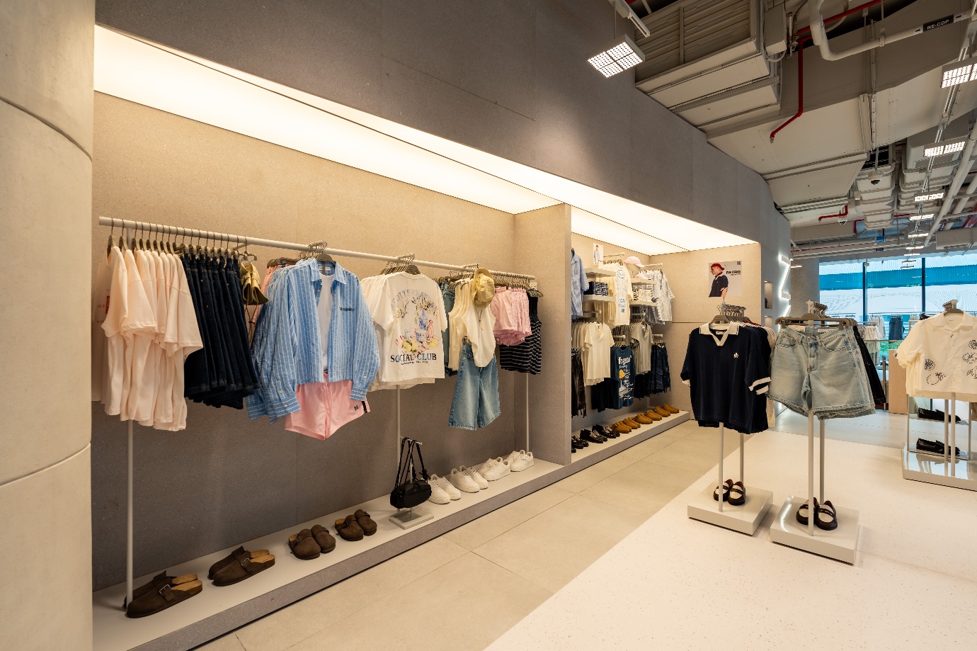 BERSHKA chính thức cập bến Việt Nam với cửa hàng đầu tiên tại Hanoi Centre - Ảnh 7. BERSHKA chính thức cập bến Việt Nam với cửa hàng đầu tiên tại Hanoi Centre - Ảnh 7.