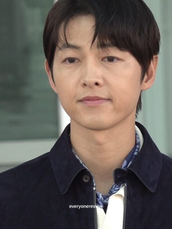 Đ&aacute;nh mất Song Hye Kyo, Song Joong Ki giờ chỉ &ldquo;c&ograve;n c&aacute;i nịt&rdquo;! - Ảnh 5.