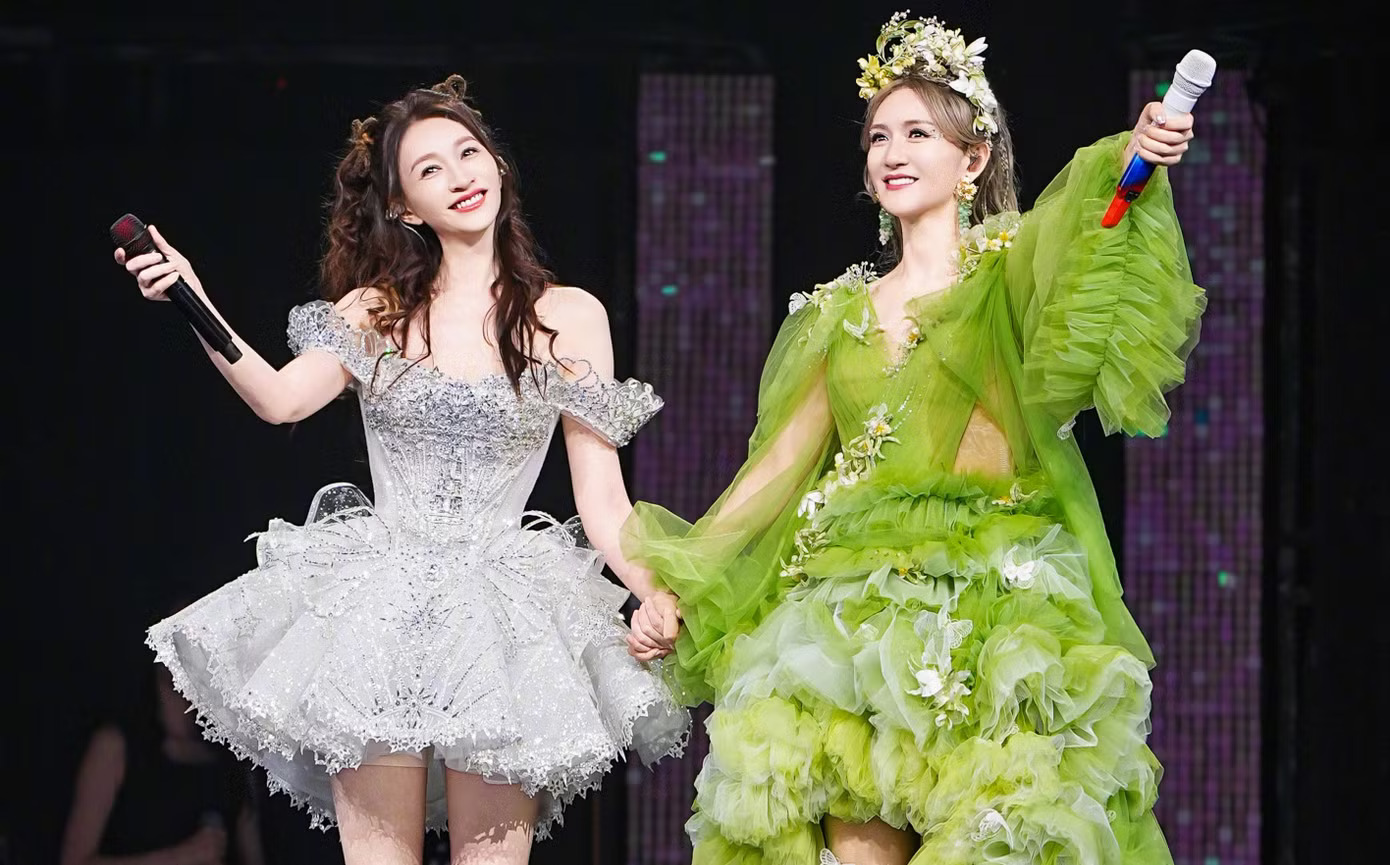 Mỹ nh&acirc;n 5 lần lọt top bị gh&eacute;t nhất showbiz: MC nổi tiếng cả nước cầm mic đi h&aacute;t, l&agrave;m concert như ca sĩ nghiệp dư- Ảnh 2.