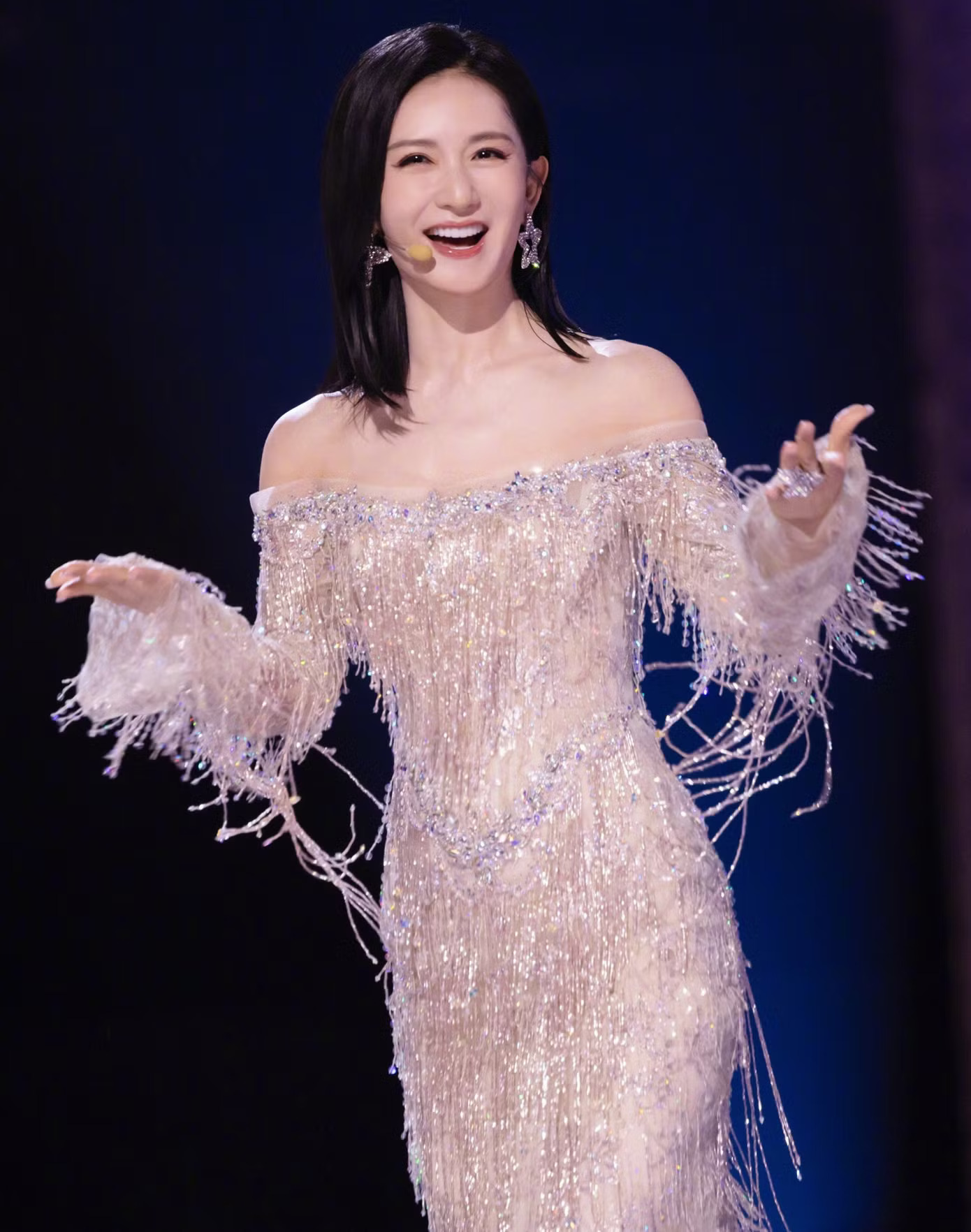 Mỹ nh&acirc;n 5 lần lọt top bị gh&eacute;t nhất showbiz: MC nổi tiếng cả nước cầm mic đi h&aacute;t, l&agrave;m concert như ca sĩ nghiệp dư- Ảnh 5.