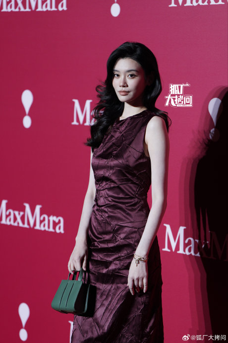 Hề Mộng Dao lộ diện sau siêu đám cưới: Sang hết nấc, xứng danh "dâu hào môn" hot nhất showbiz- Ảnh 3. Hề Mộng Dao lộ diện sau siêu đám cưới: Sang hết nấc, xứng danh "dâu hào môn" hot nhất showbiz- Ảnh 3.