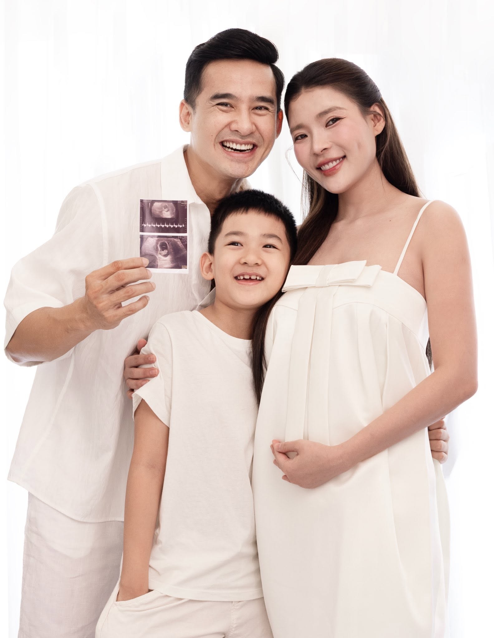 Đ&acirc;y l&agrave; mỹ nam c&oacute; d&agrave;n hậu cung đỉnh nhất Việt Nam: Cả đời va tr&uacute;ng to&agrave;n mỹ nh&acirc;n, lấy vợ đẹp đi&ecirc;n đảo- Ảnh 7.