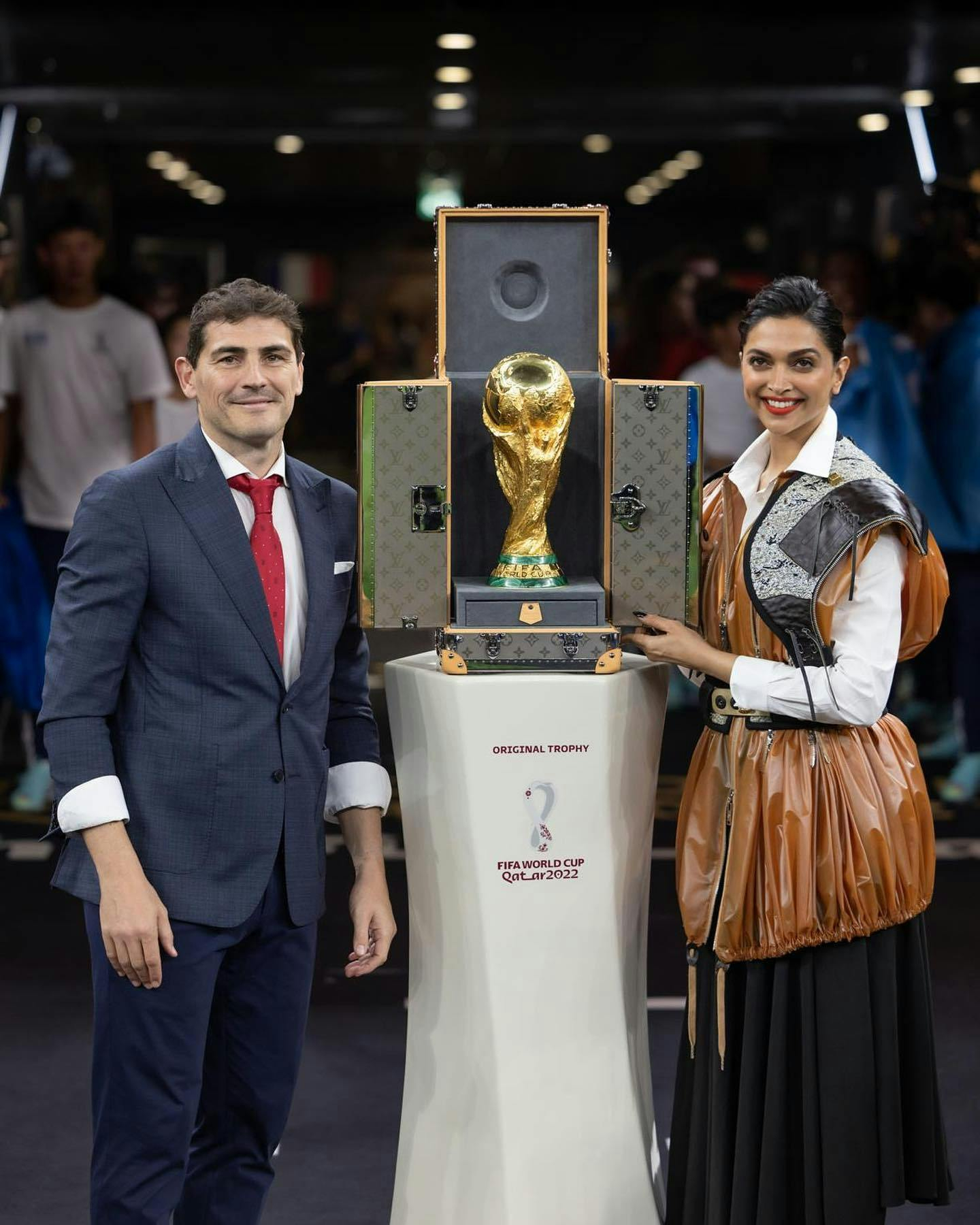 Lần duy nhất Messi v&agrave; Ronaldo chịu ngồi xuống c&ugrave;ng nhau- Ảnh 2.