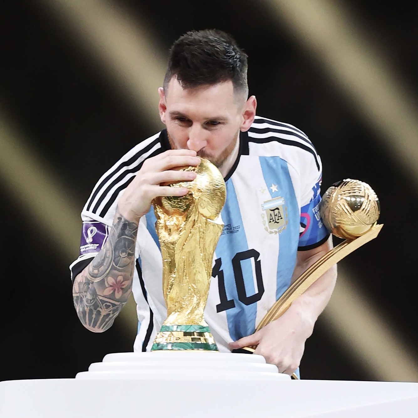 Lần duy nhất Messi v&agrave; Ronaldo chịu ngồi xuống c&ugrave;ng nhau- Ảnh 1.