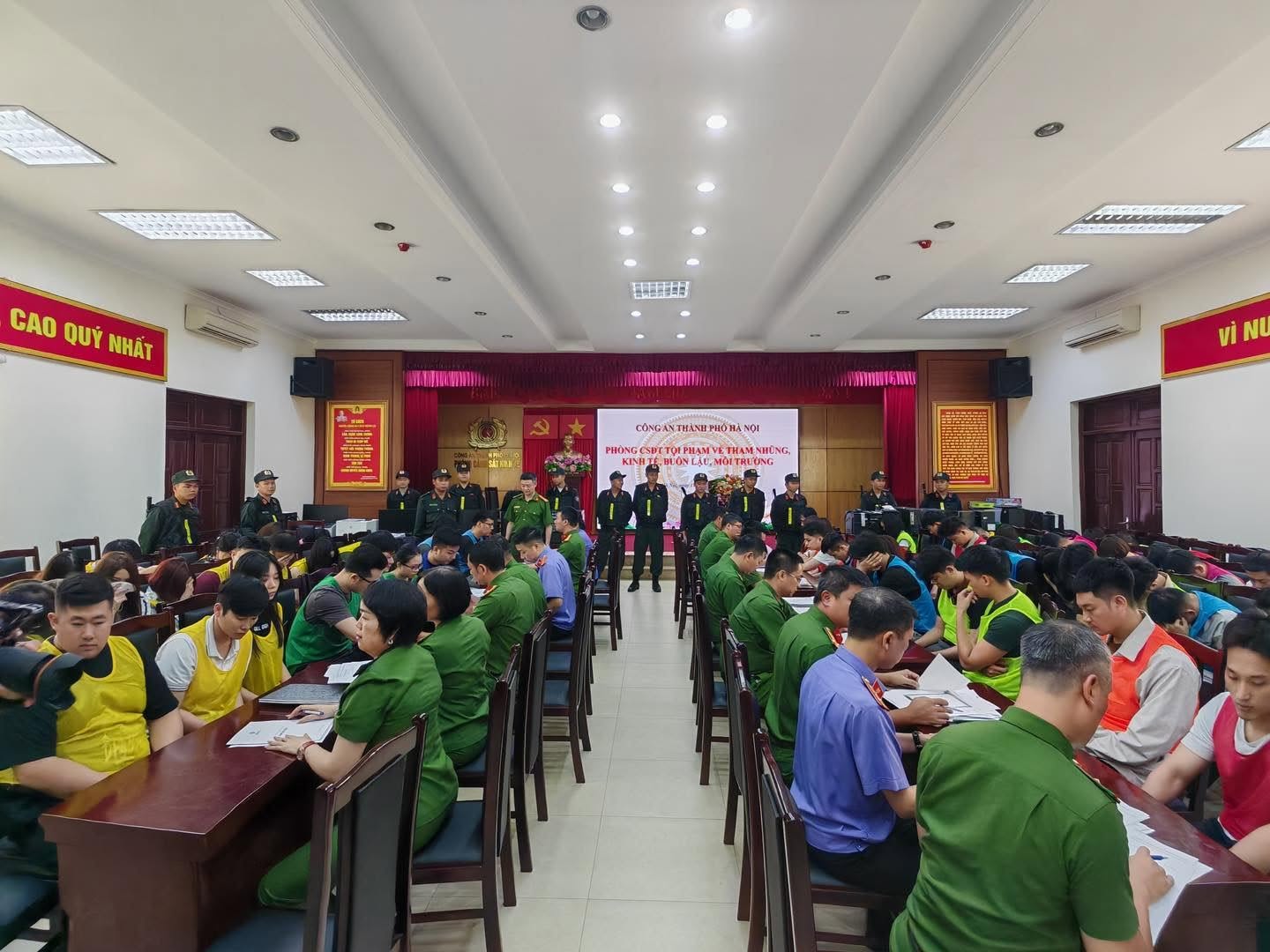 Cận cảnh những tập hợp đồng mua b&aacute;n kỳ nghỉ khiến 493 người mất hơn 181 tỷ đồng- Ảnh 1.