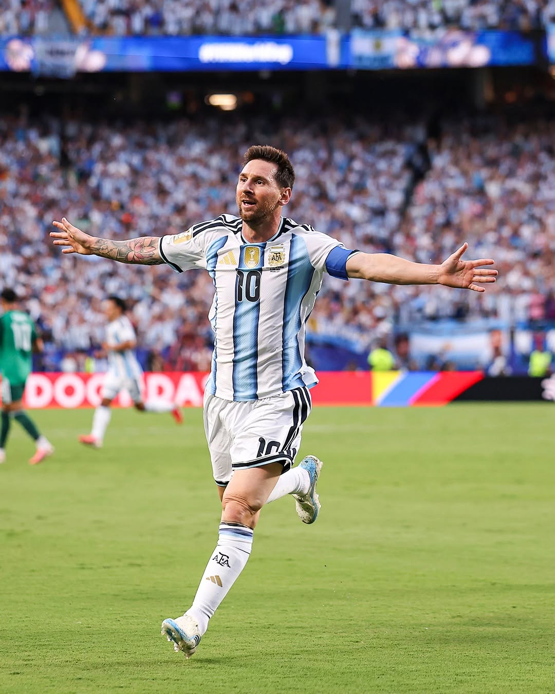 Messi ghi b&agrave;n tại 5 kỳ World Cup san bằng kỷ lục thế kỷ của Ronaldo - Ảnh 1.