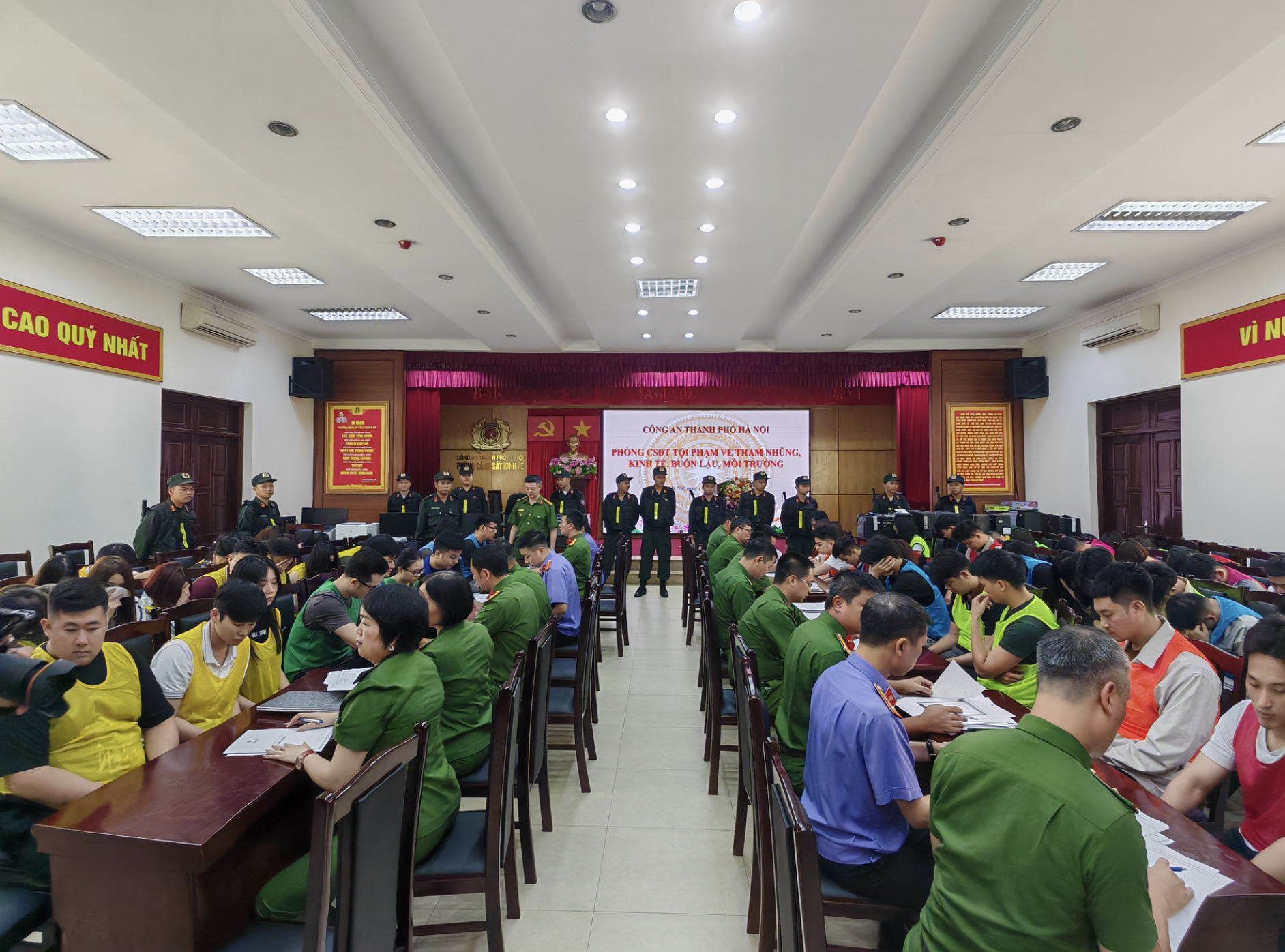 Khởi tố gần 190 bị can trong vụ lừa đảo kỳ nghỉ du lịch tại Hà Nội - Ảnh 1.
