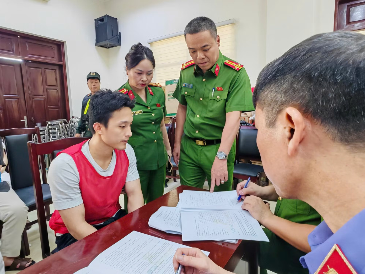 Cận cảnh những tập hợp đồng mua b&aacute;n kỳ nghỉ khiến 493 người mất hơn 181 tỷ đồng- Ảnh 3.