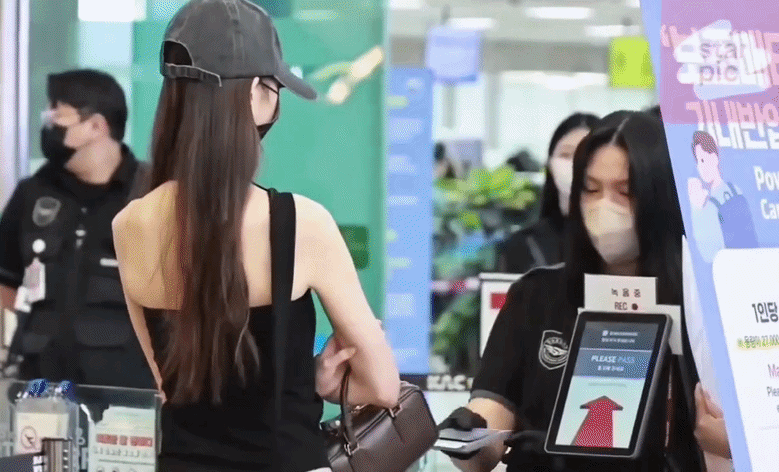 Đoạn clip ra vẻ "mẹ thi&ecirc;n hạ" của c&ocirc;ng ch&uacute;a Kpop g&acirc;y khiếu nại ầm ĩ, Cảng h&agrave;ng kh&ocirc;ng H&agrave;n Quốc vội ph&aacute;t th&ocirc;ng b&aacute;o khẩn- Ảnh 3.