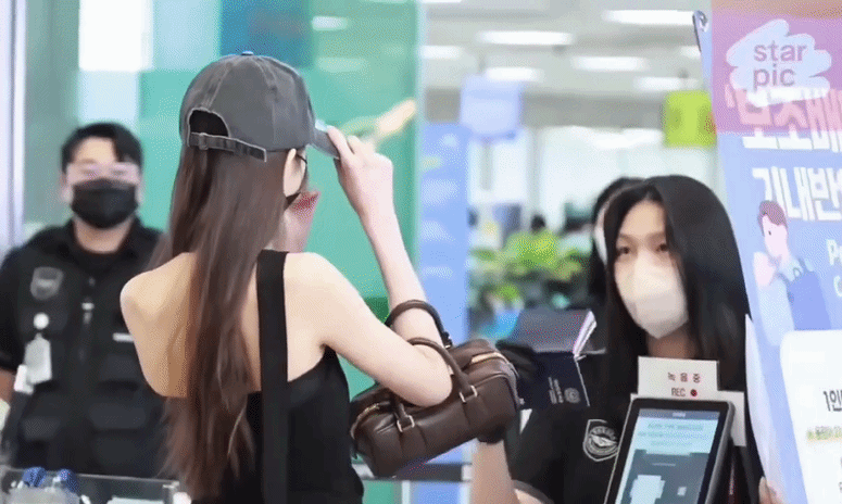 Đoạn clip ra vẻ "mẹ thi&ecirc;n hạ" của c&ocirc;ng ch&uacute;a Kpop g&acirc;y khiếu nại ầm ĩ, Cảng h&agrave;ng kh&ocirc;ng H&agrave;n Quốc vội ph&aacute;t th&ocirc;ng b&aacute;o khẩn- Ảnh 2.