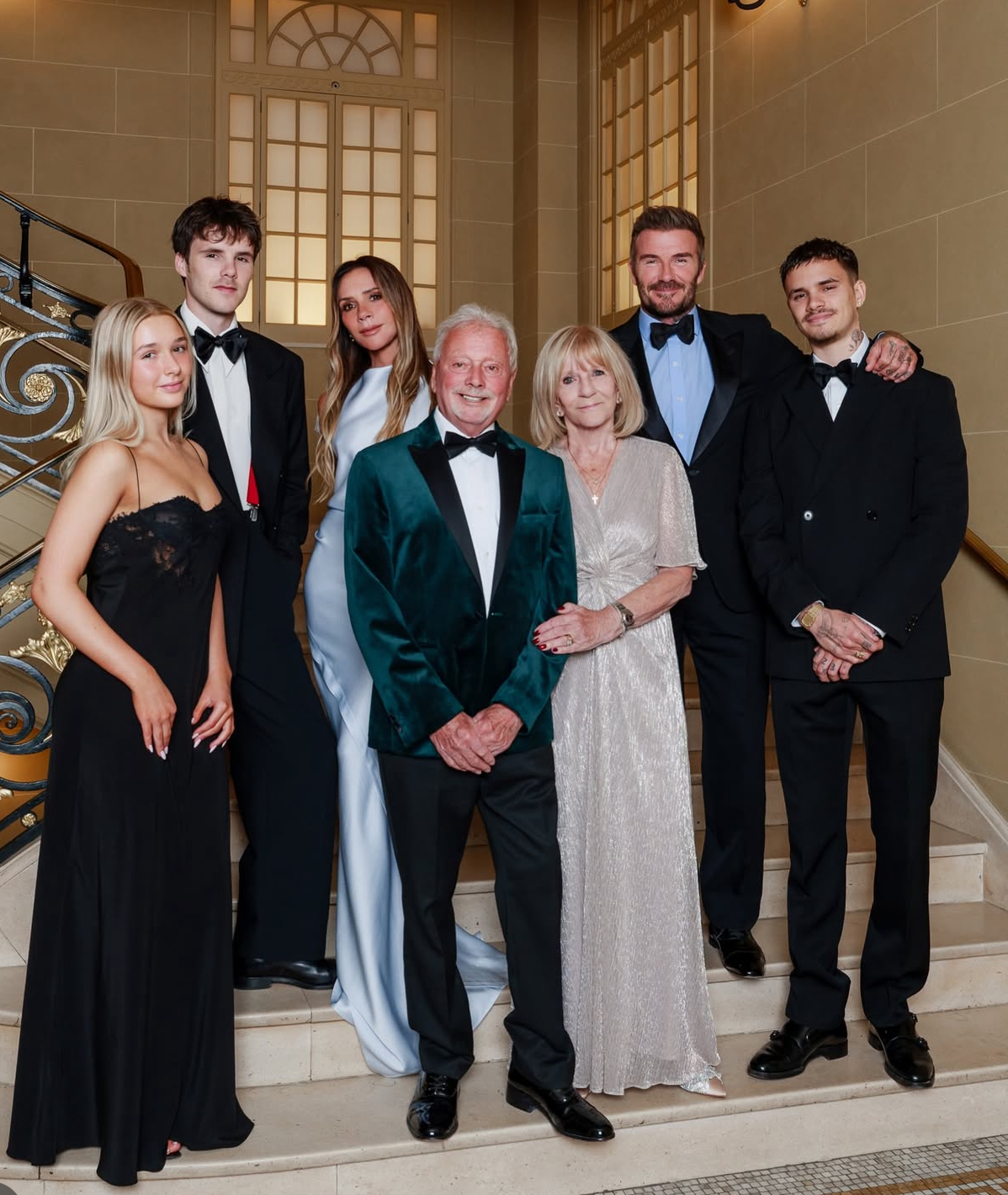Cả thế giới đau l&ograve;ng cho Harper khi mới 15 tuổi đ&atilde; đứng giữa cuộc chiến gia tộc nh&agrave; Beckham - Ảnh 9.