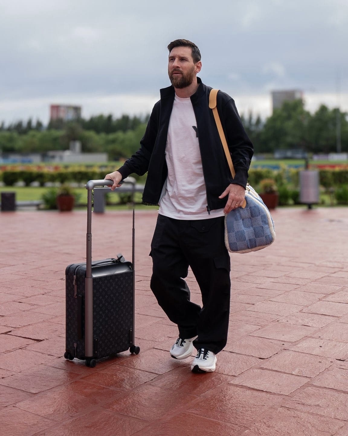 Lần duy nhất Messi v&agrave; Ronaldo chịu ngồi xuống c&ugrave;ng nhau- Ảnh 5.