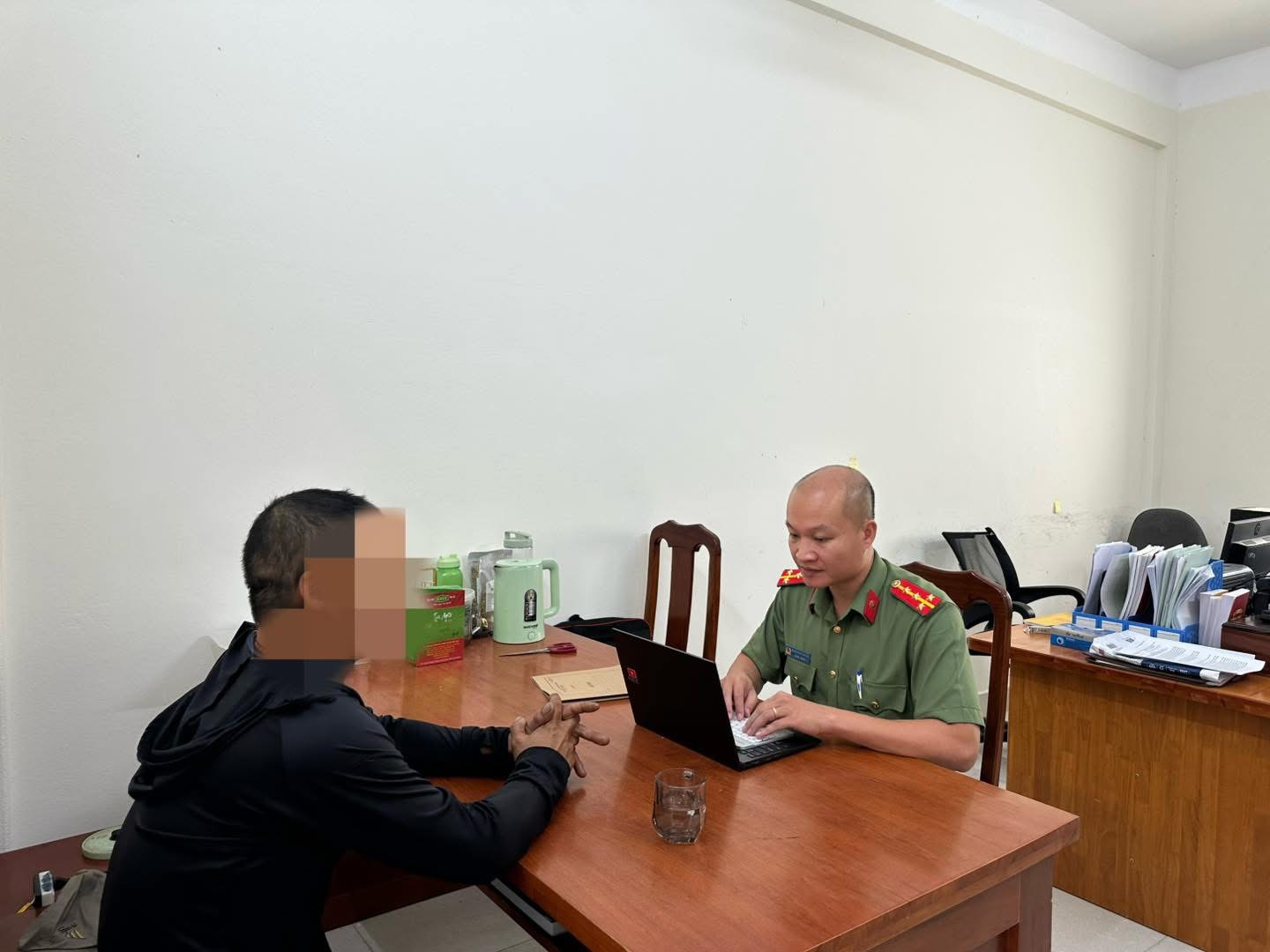 C&ocirc;ng an l&agrave;m việc với người đ&agrave;n &ocirc;ng v&igrave; tương t&aacute;c với trang Thoibao.de- Ảnh 1.