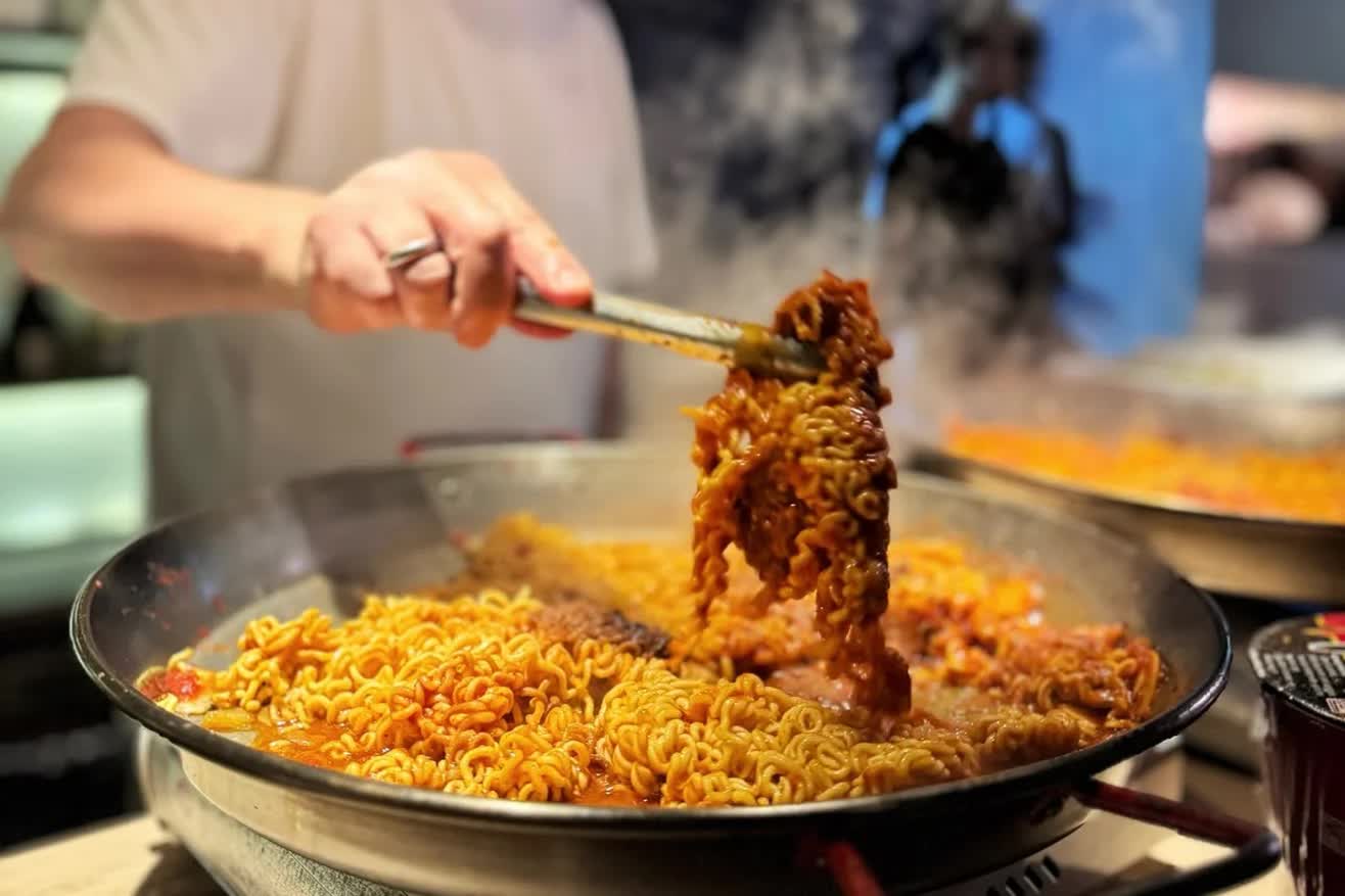 Ai cũng biết m&igrave; ăn liền kh&ocirc;ng tốt cho sức khỏe, nhưng v&igrave; sao ch&uacute;ng ta kh&ocirc;ng thể cưỡng lại được? - Ảnh 4.