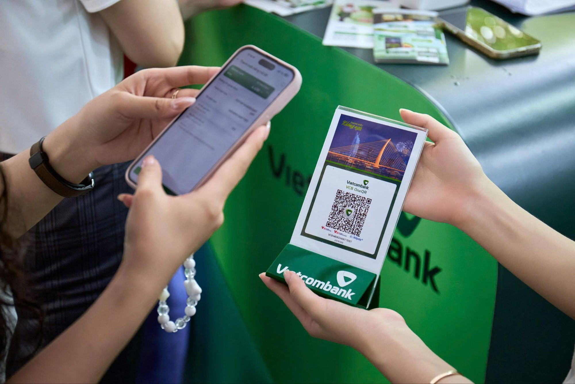 Vietcombank bước vào “cuộc trò chuyện” của người trẻ bằng ngôn ngữ số và văn hóa đại chúng - Ảnh 1. Vietcombank bước vào “cuộc trò chuyện” của người trẻ bằng ngôn ngữ số và văn hóa đại chúng - Ảnh 1.