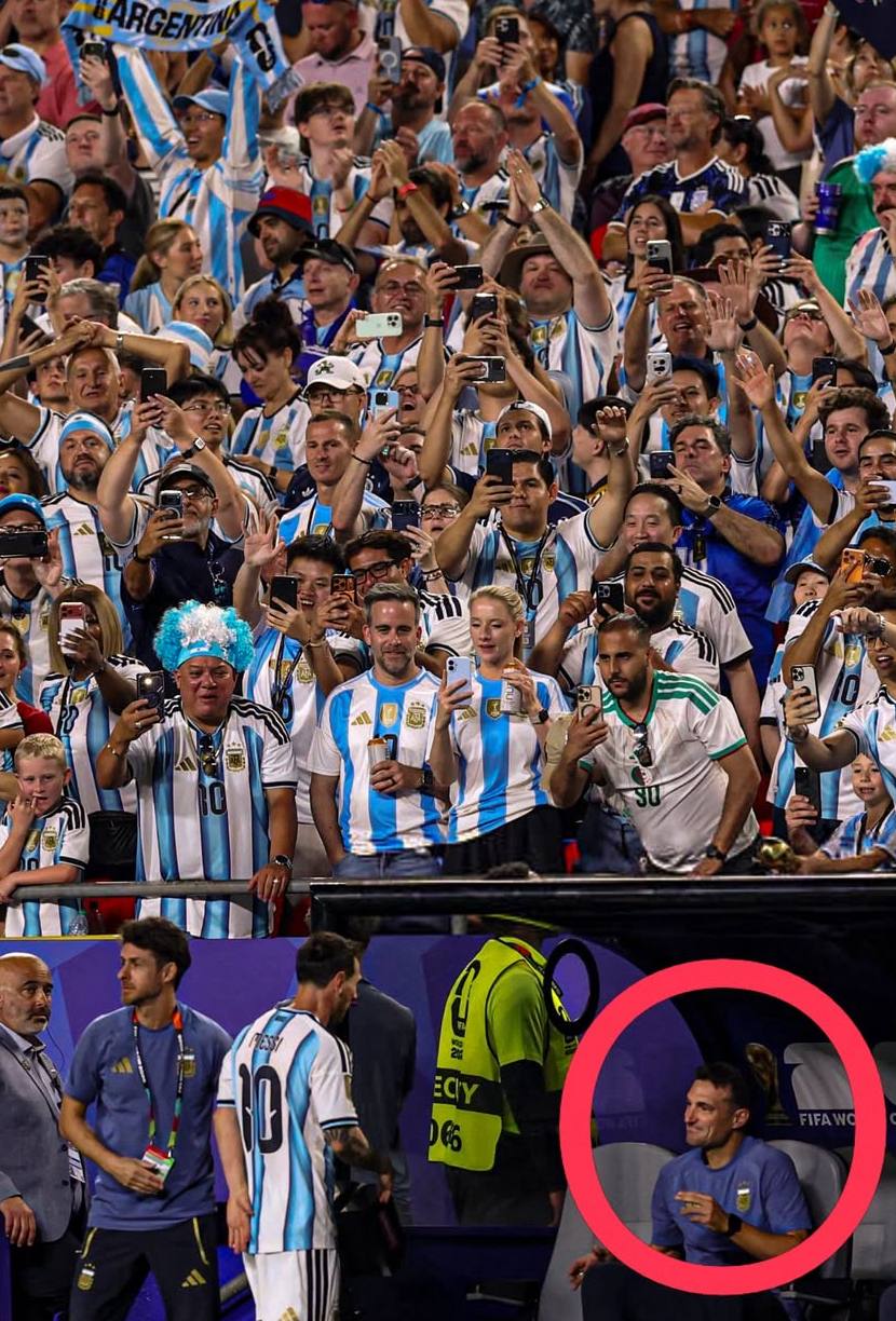 HLV Argentina "cạn lời", ôm Messi khóc- Ảnh 3. HLV Argentina "cạn lời", ôm Messi khóc- Ảnh 3.