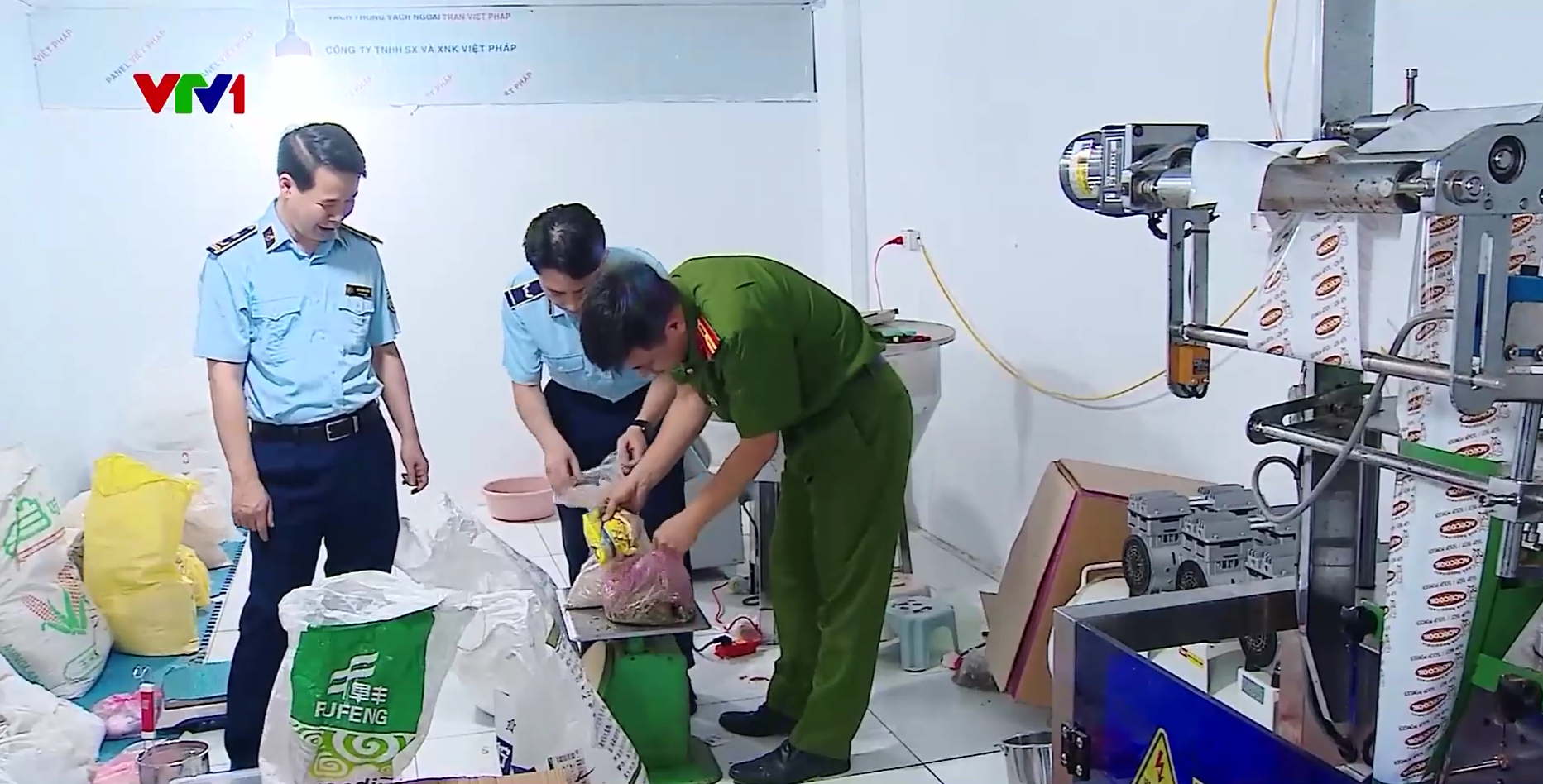 Phát hiện cơ sở sản xuất bột súp giả, bán trên sàn thương mại điện tử- Ảnh 1. Phát hiện cơ sở sản xuất bột súp giả, bán trên sàn thương mại điện tử- Ảnh 1.