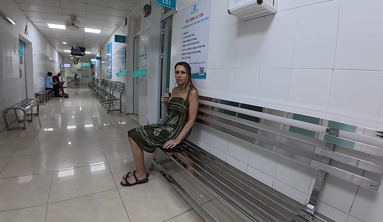 Kh&aacute;ch T&acirc;y đưa vợ đi chụp X-quang tại bệnh viện ở Đ&agrave; Nẵng, thốt l&ecirc;n khi cầm h&oacute;a đơn: "N&oacute; chỉ bằng 1 ly c&agrave; ph&ecirc;" - Ảnh 4.