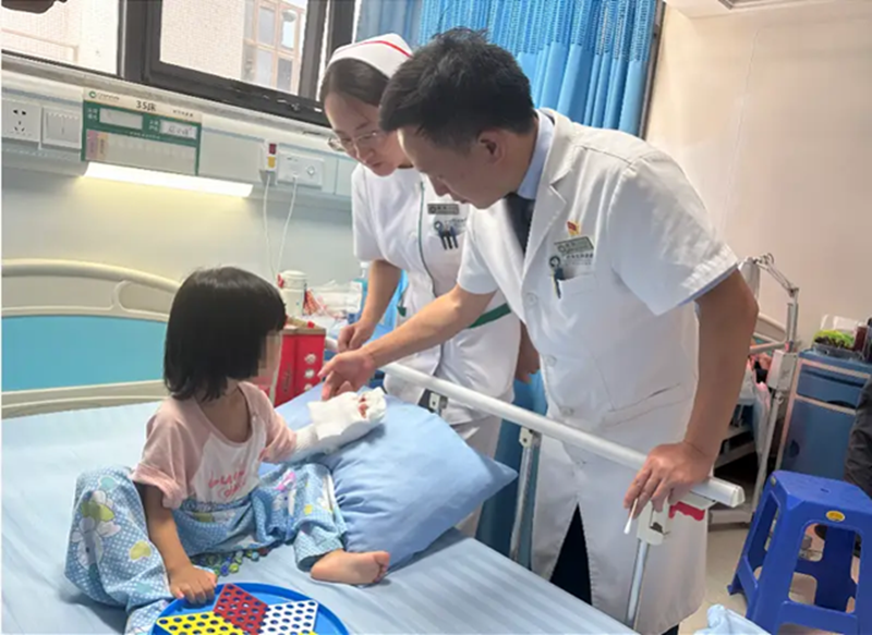 Tỉnh dậy sau giấc ngủ trưa, b&eacute; g&aacute;i 2 tuổi kh&oacute;c th&eacute;t, c&ocirc; gi&aacute;o nh&igrave;n thấy tưởng kh&ocirc;ng sao, cha mẹ lập tức đưa đi viện- Ảnh 1.