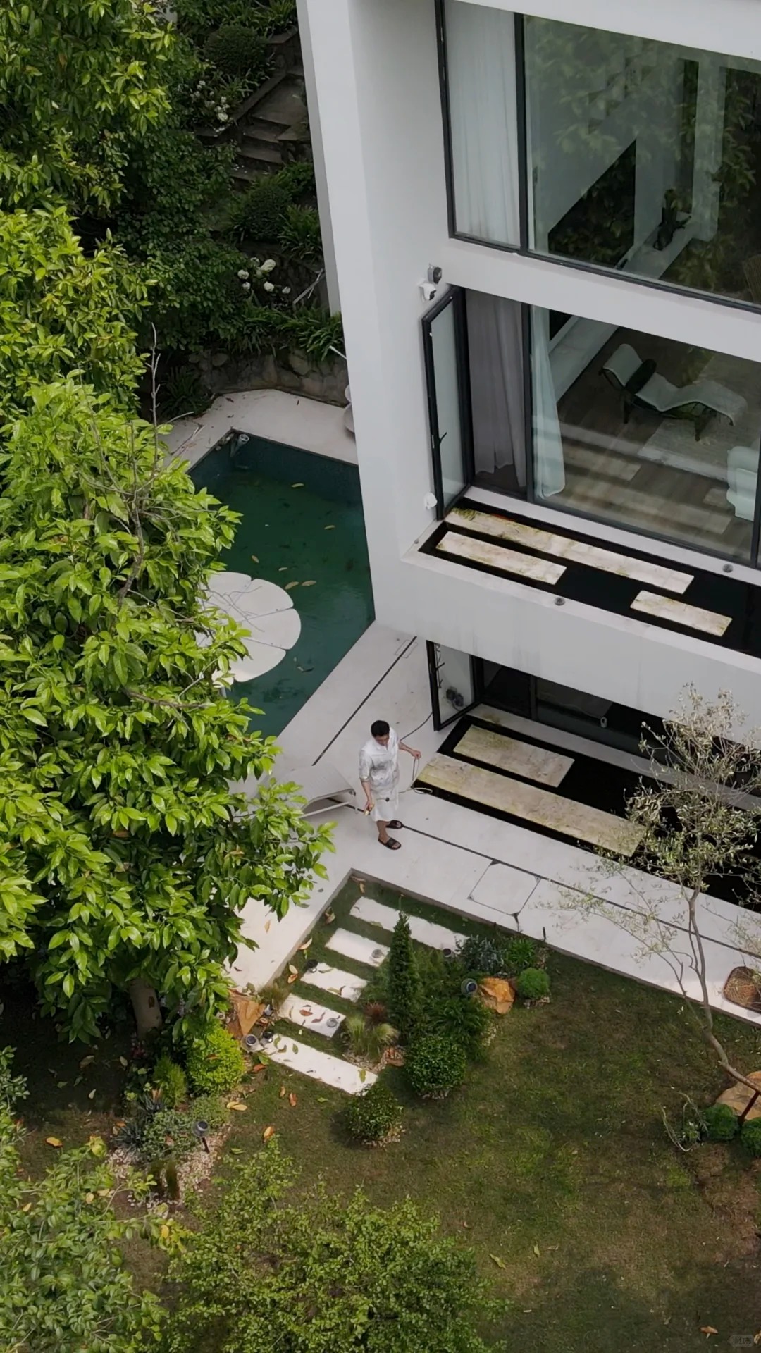Hồ c&aacute; Koi tr&ecirc;n ban c&ocirc;ng, cửa sổ view "4 m&ugrave;a" của ch&agrave;ng trai l&ecirc;n n&uacute;i x&acirc;y nh&agrave; sống c&ugrave;ng 4 ch&uacute; ch&oacute;- Ảnh 13.