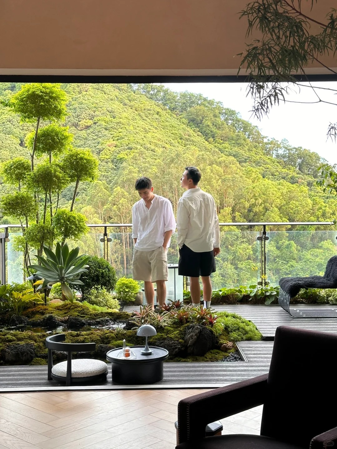 Hồ c&aacute; Koi tr&ecirc;n ban c&ocirc;ng, cửa sổ view "4 m&ugrave;a" của ch&agrave;ng trai l&ecirc;n n&uacute;i x&acirc;y nh&agrave; sống c&ugrave;ng 4 ch&uacute; ch&oacute;- Ảnh 8.