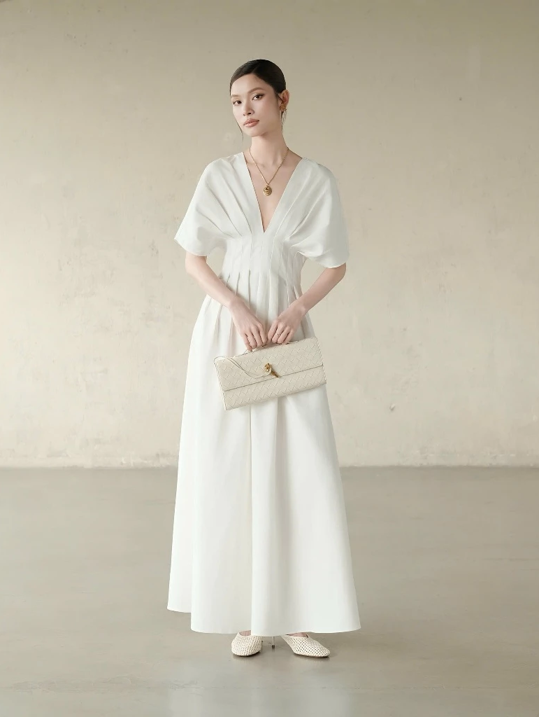 Song Hye Kyo vừa gợi cảm vừa thanh lịch với kiểu đầm "cứ giơ m&aacute;y l&ecirc;n l&agrave; c&oacute; ảnh đẹp" - Ảnh 8.