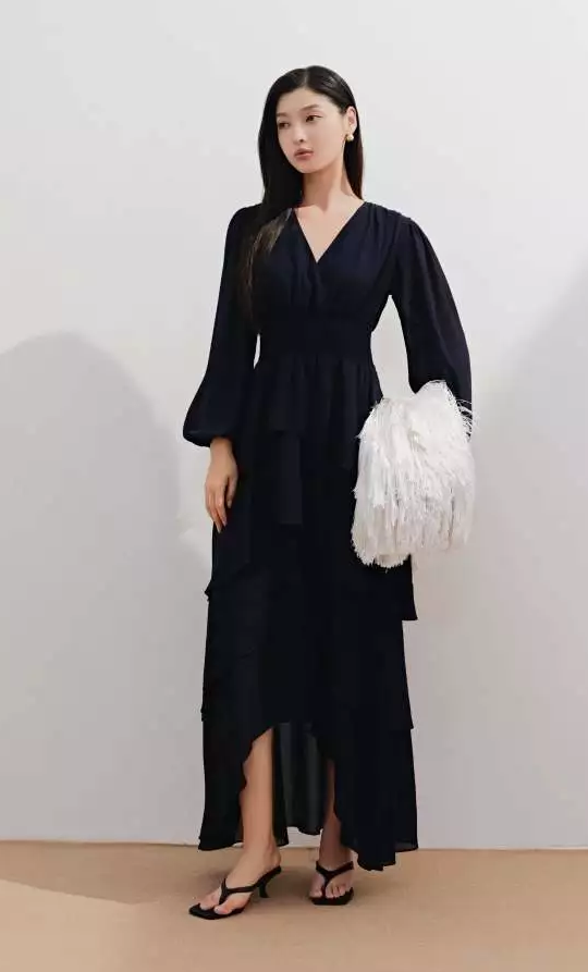 Song Hye Kyo vừa gợi cảm vừa thanh lịch với kiểu đầm "cứ giơ m&aacute;y l&ecirc;n l&agrave; c&oacute; ảnh đẹp" - Ảnh 9.
