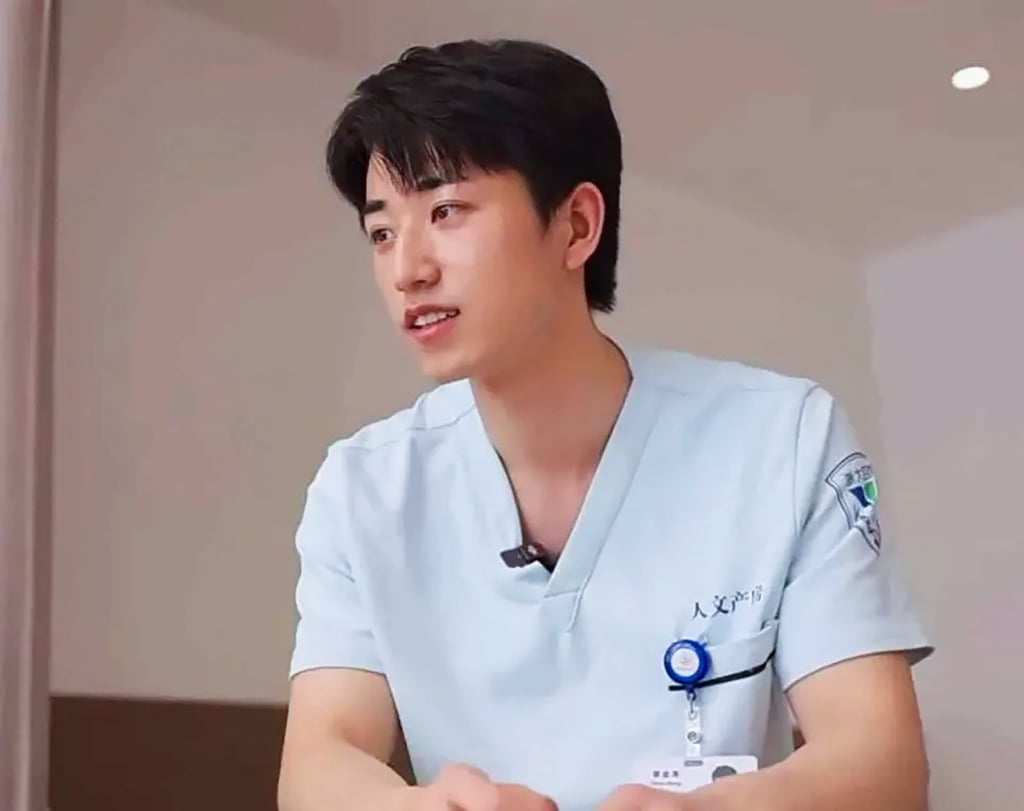 Nam hộ sinh khiến chị em "bỗng dưng kh&ocirc;ng c&ograve;n sợ sinh con" v&igrave; qu&aacute; đẹp trai v&agrave; dịu d&agrave;ng - Ảnh 1.