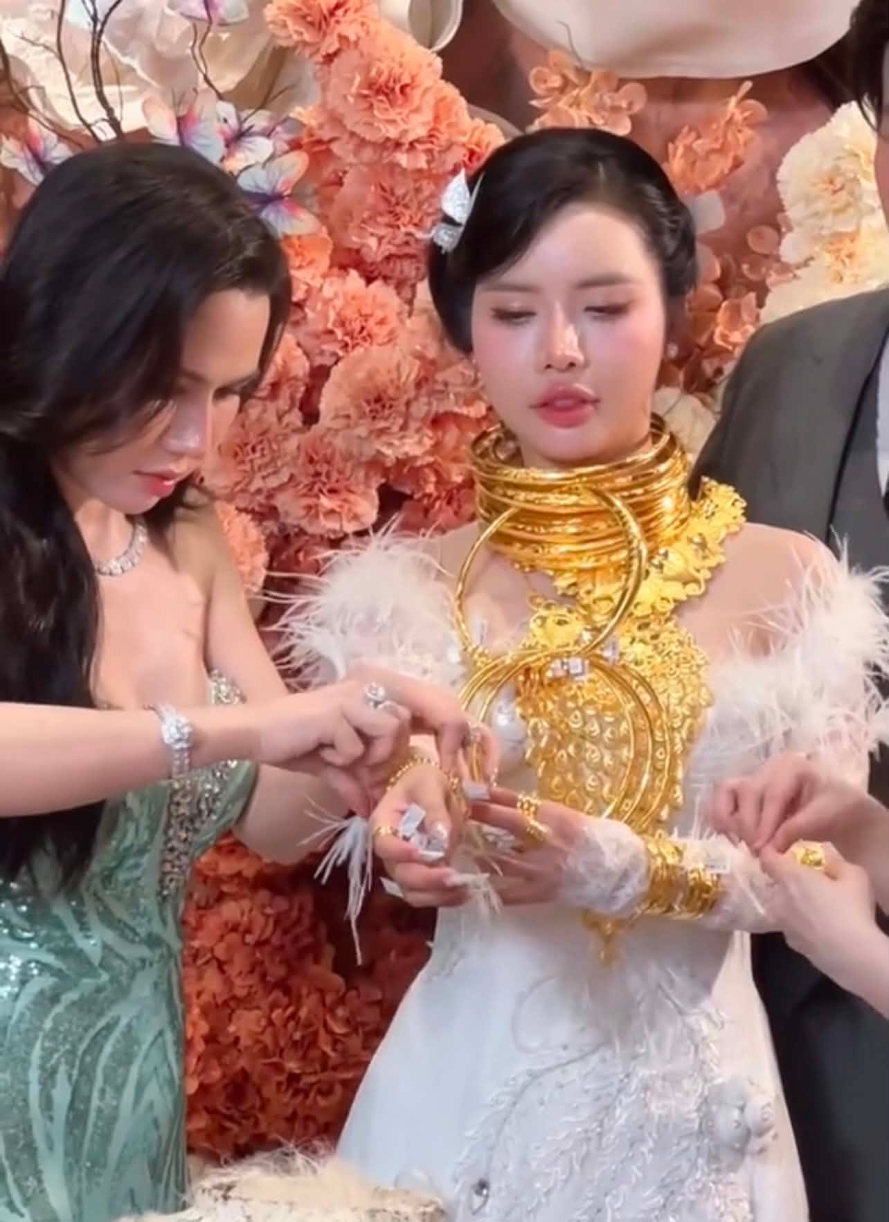 Danh t&iacute;nh c&ocirc; d&acirc;u đeo v&agrave;ng trĩu cổ, trao qu&agrave; 40 ph&uacute;t mới xong, h&eacute; lộ con số &ldquo;khủng&rdquo; - Ảnh 1.